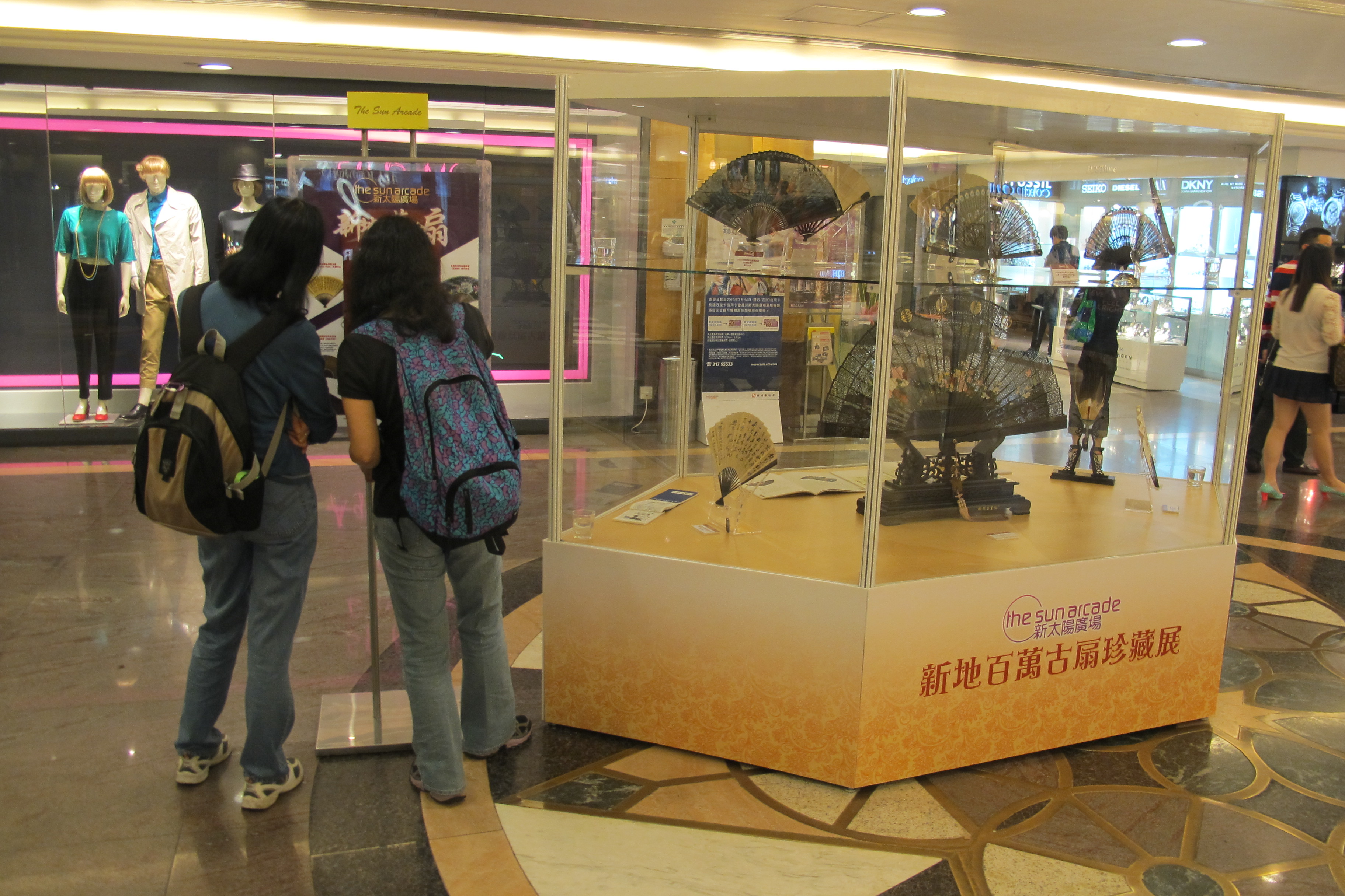 王星记名扇香港展风华 当地市民好评如潮