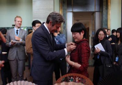 王星记亮相联合国中文日，联合国文化委员会主席亲授大师胸章！